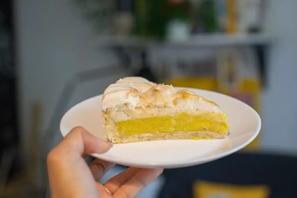 Torta al limone con meringa di aquafaba di ceci fatta in casa - Hazlo Vegan