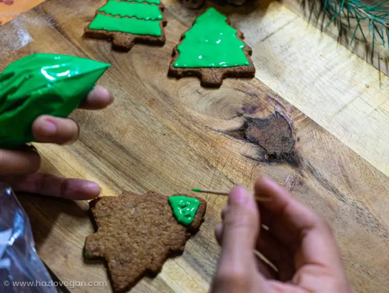 Aplicando glasé real a las galletas de navidad veganas - Hazlo Vegan