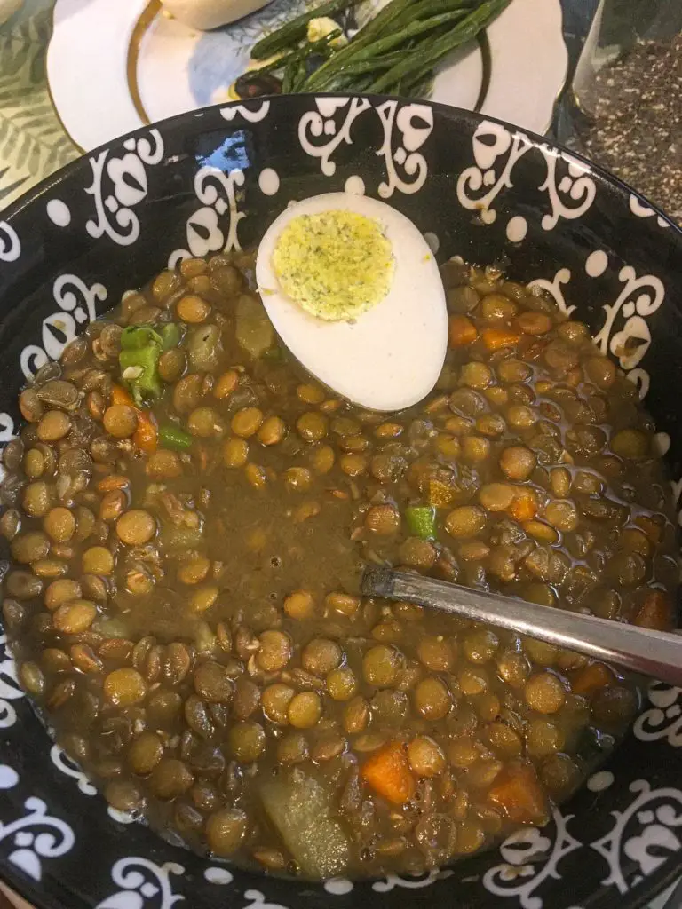 Vegan Lentil Stew with hard boiled eggs - Hazlo Vegan