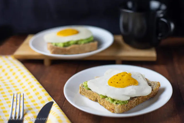 Huevo frito vegano sobre tostadas con palta para el desayuno - Hazlo Vegan