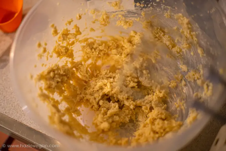 Batiendo la margarina con el azúcar y vainilla Galletas con chips de chocolate veganas - Hazlo Vegan