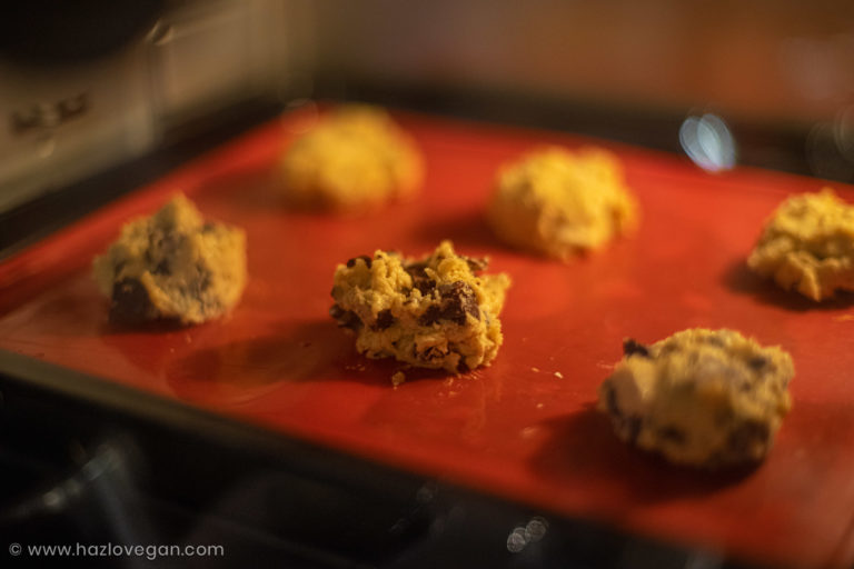 Horneando las galletas con chips de chocolate veganas sin gluten - Hazlo Vegan