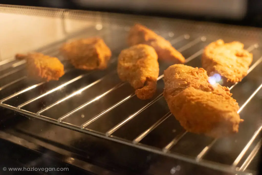 Recalentando piezas de pollo frito vegano - Hazlo Vegan