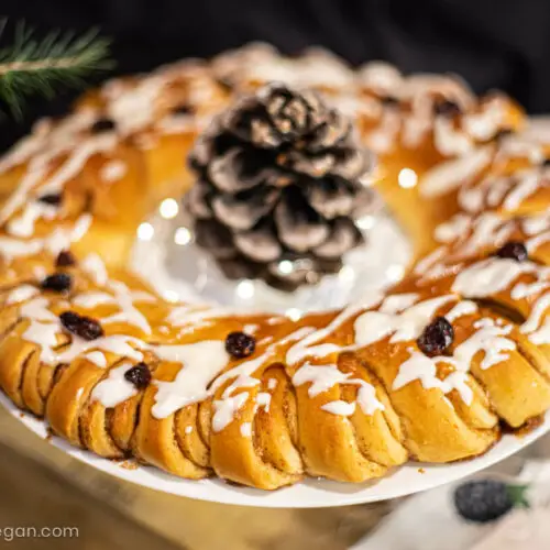 Rosca de rollos de canela veganos con glaseado sabor queso crema - Hazlo Vegan