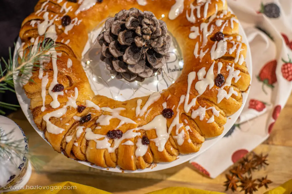 Rosca de rollos de canela veganos acercamiento - Hazlo Vegan