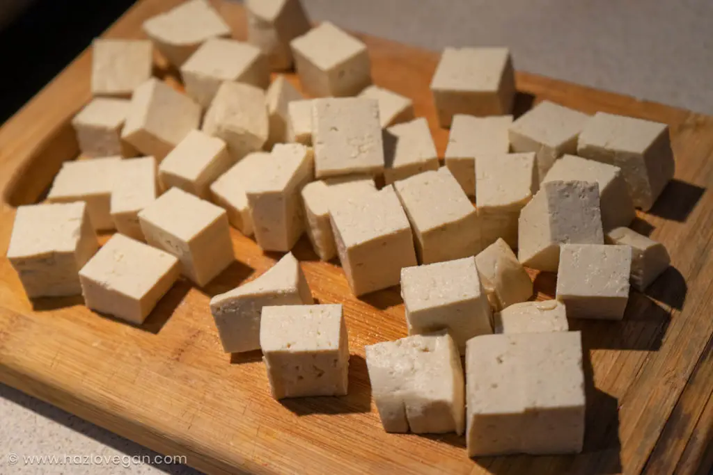 Tofu en cubos para el tofu agridulce con piña en salsa de tamarindo - Hazlo Vegan
