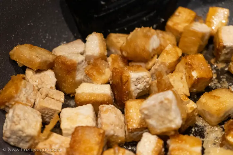 Apanando el tofu para Tofu con piña agridulce - Hazlo Vegan