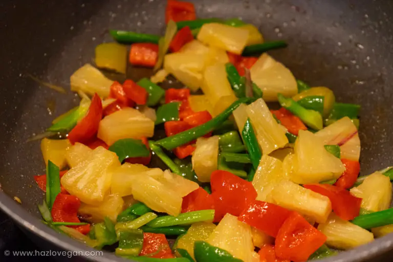 Salteando las verduras con la piña para el Tofu con piña agridulce - Hazlo Vegan