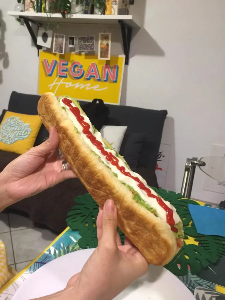 Hotdog gigante con salchichas veganas - Hazlo Vegan
