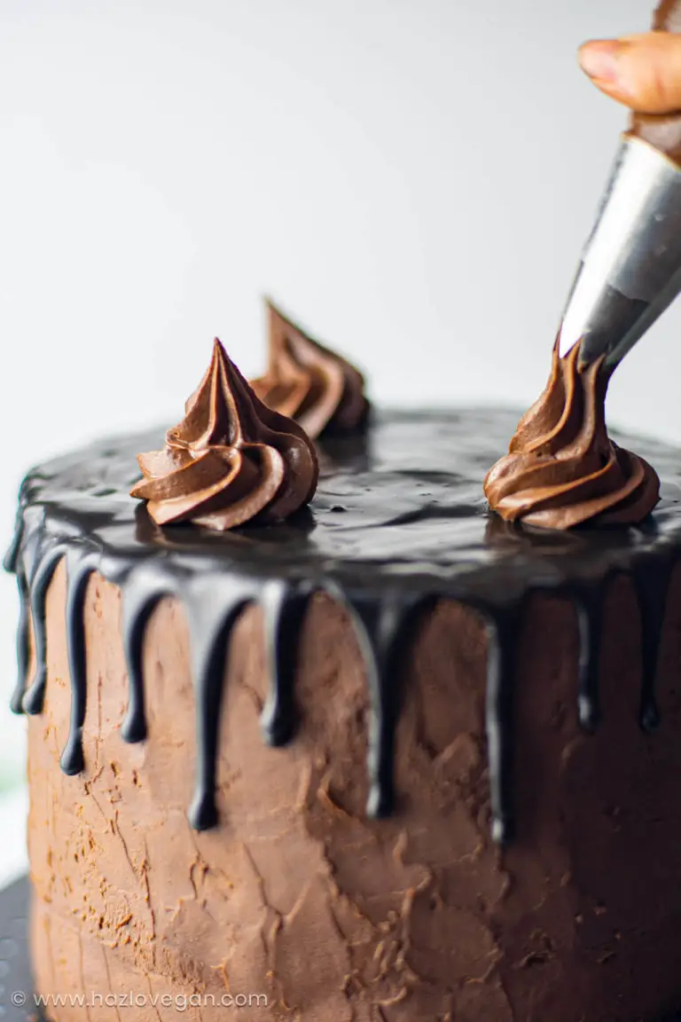 Decorando la torta de chocolate vegana - Hazlo Vegan
