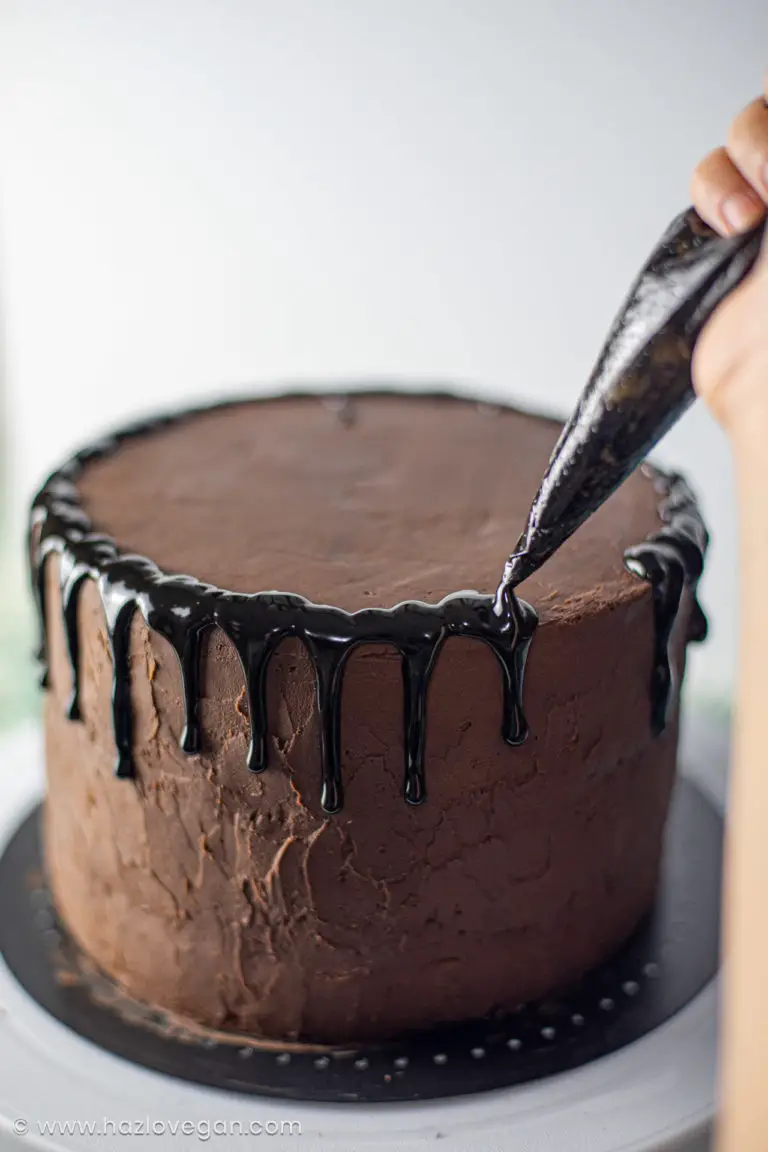Aplicando el drip al agua a la torta de chocolate vegana - Hazlo Vegan