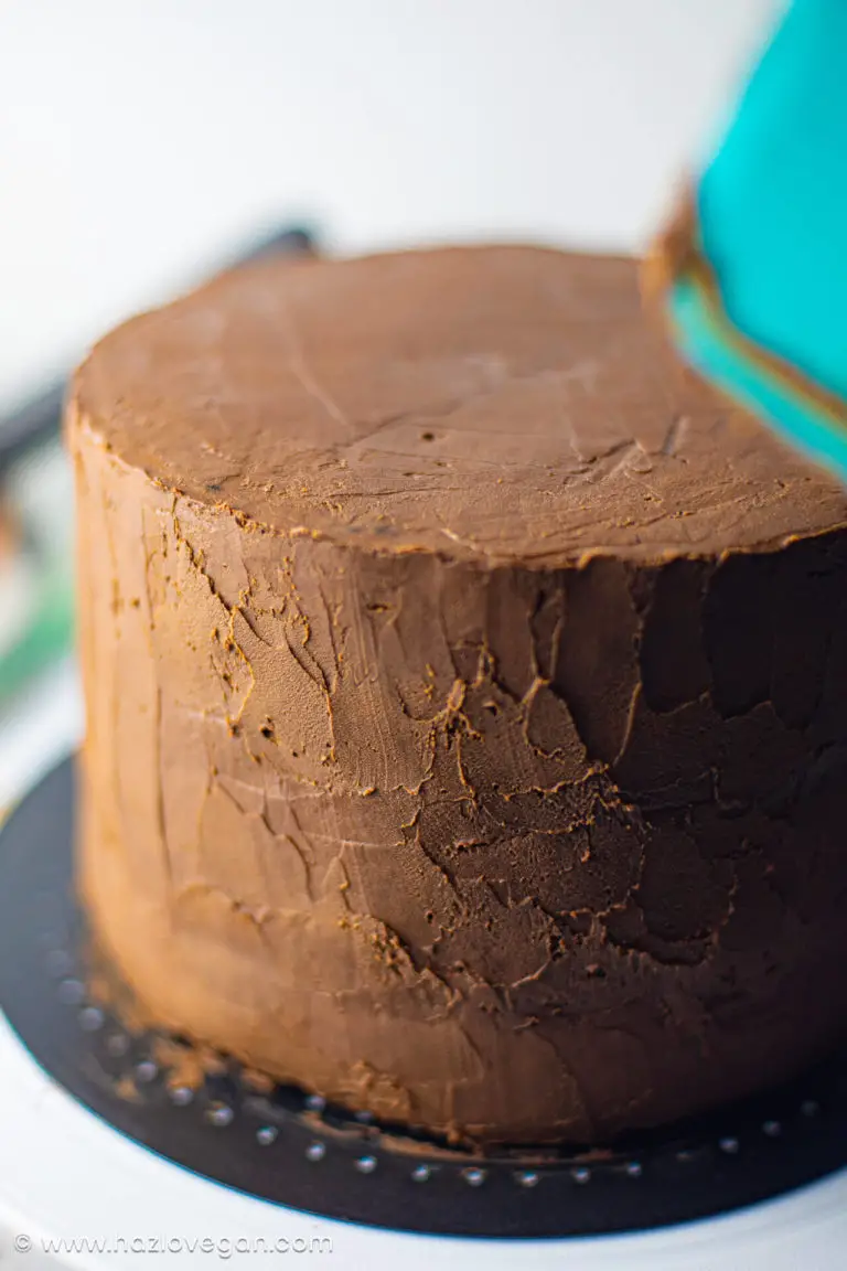 Torta de chocolate vegana cubierta con ganache batido - Hazlo Vegan