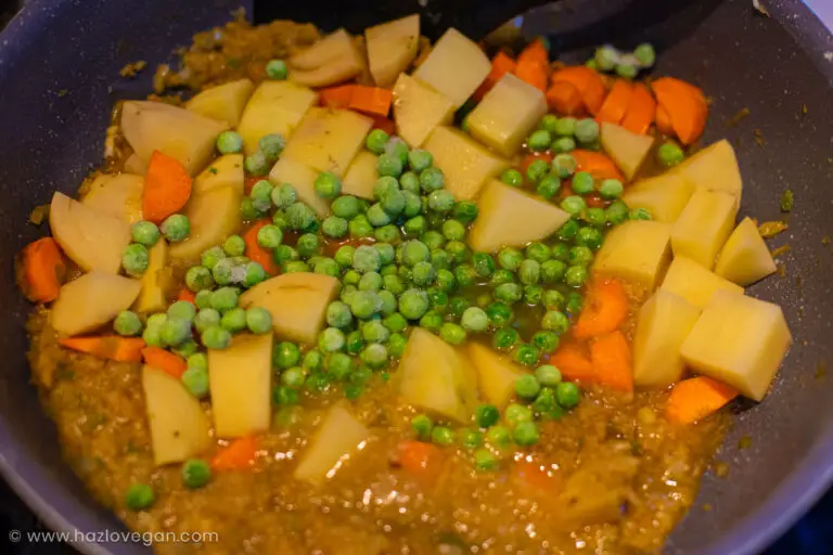 Agregando papas, zanahora y arvejas al estofado vegano de seitán - Hazlo Vegan