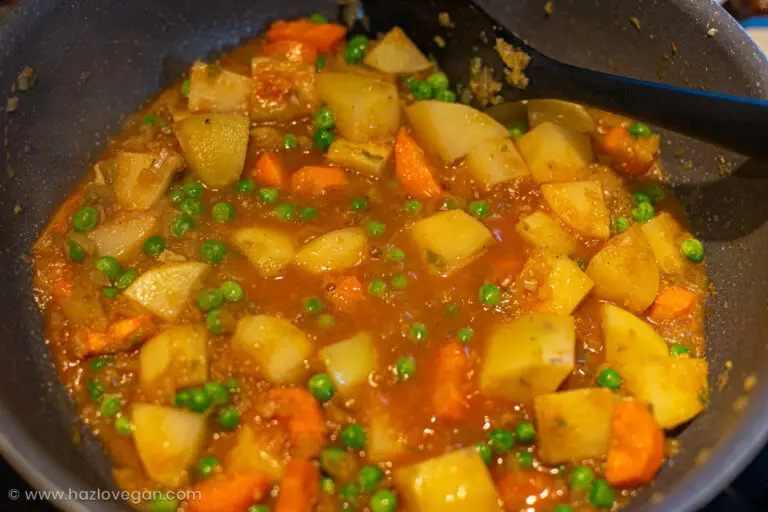 Guisando el estofado de seitán con papas y zanahoria - Hazlo Vegan