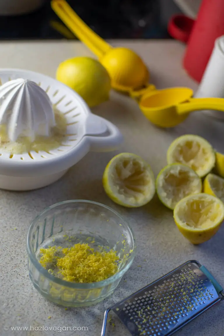 exprimiendo jugo y ralladura de limones - Hazlo Vegan
