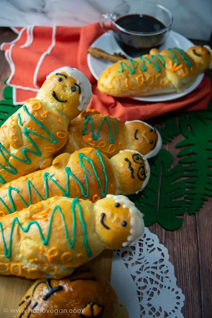 Guaguas de pan veganas decoradas con colada morada - Hazlo Vegan