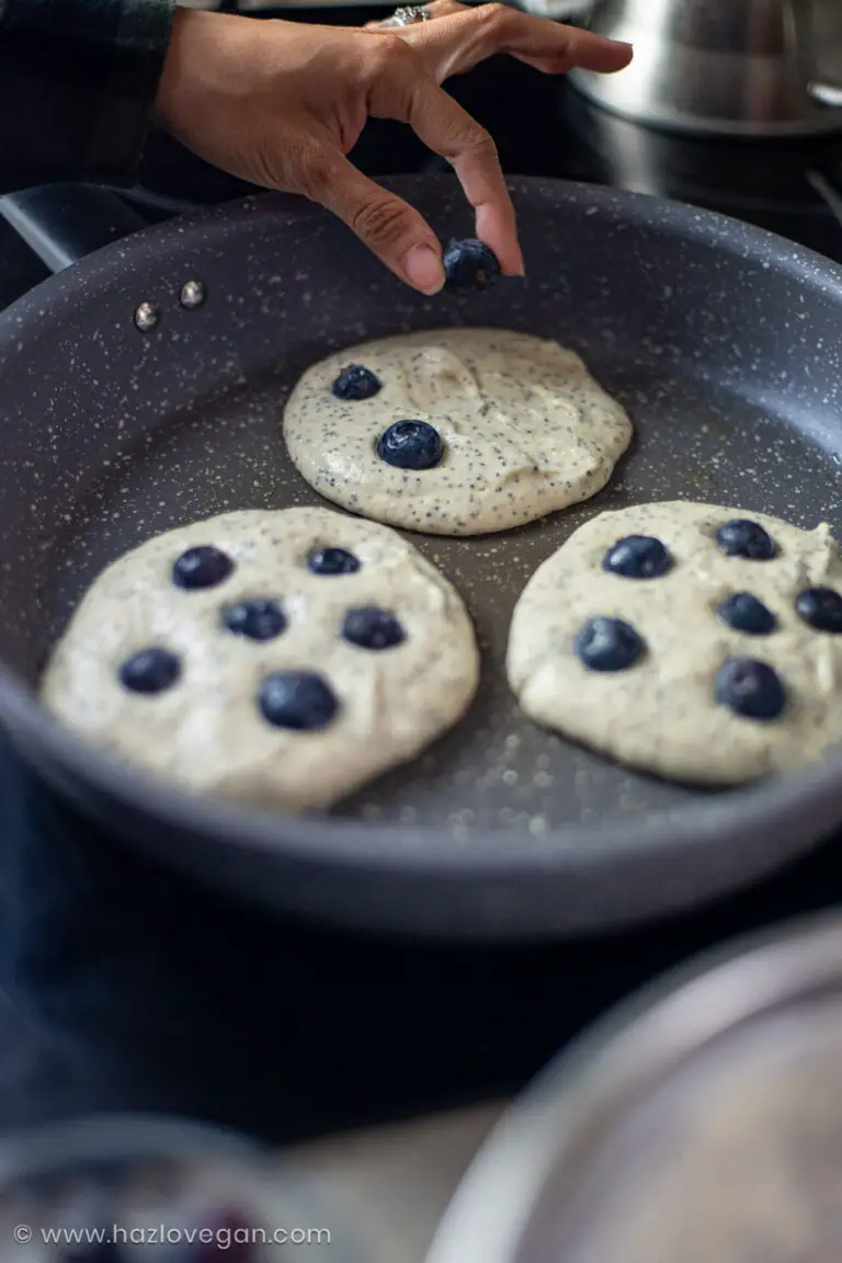 Agregando los arándanos a los pancakes veganos proteicos - Hazlo Vegan