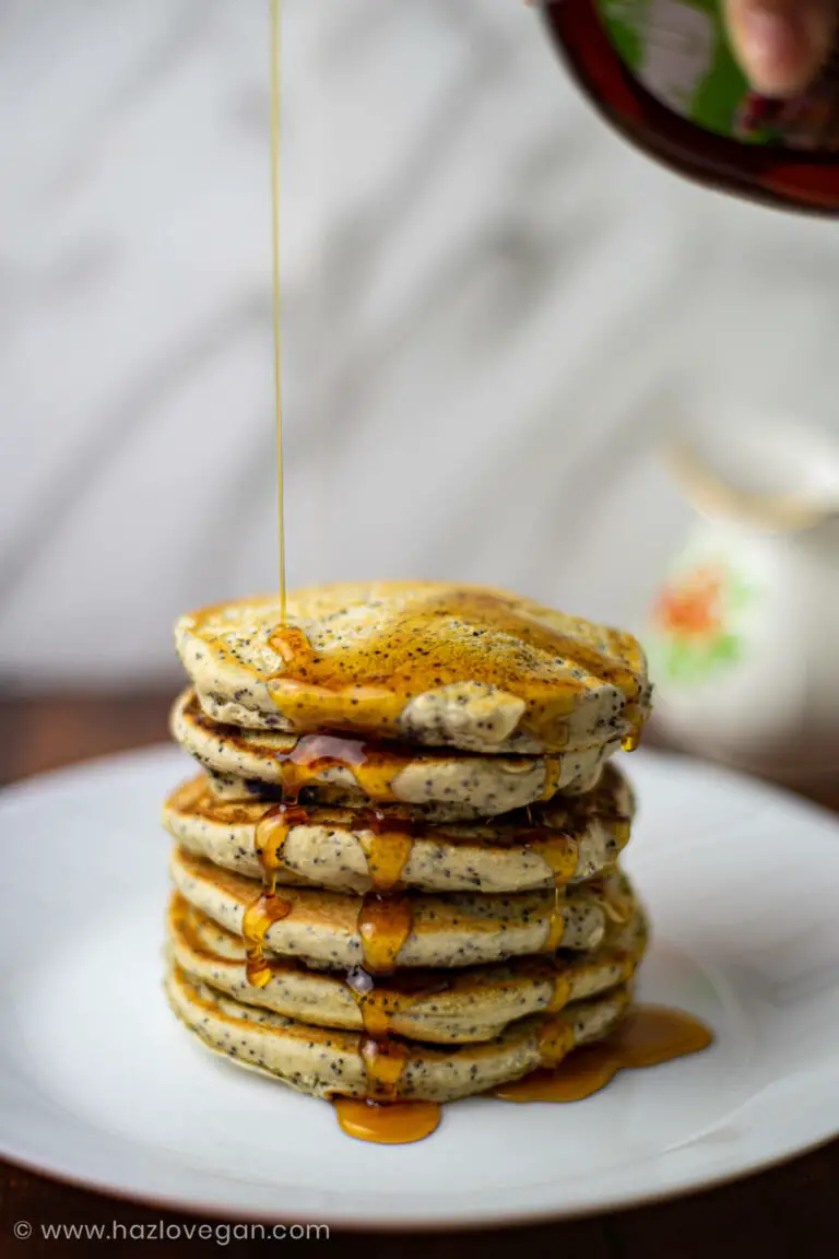 Agregando el maple syrup a los pancakes veganos proteicos de arándano - Hazlo Vegan
