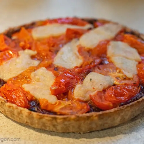 Tarta de Cebolla caramelizada y tomates - Hazlo Vegan