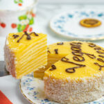 Torta de panqueques de naranja - Torta cortada - Hazlo Vegan