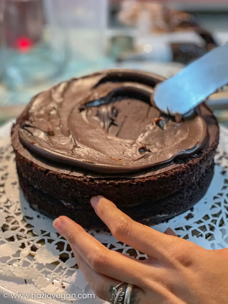 Decorando la torta vegana de chocolate y café - Hazlo Vegan